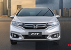 Honda Fit com limpador de para-brisa em funcionamento, dividido entre tempo seco e chuva, ilustrando a importância da visibilidade em diferentes condições climáticas.