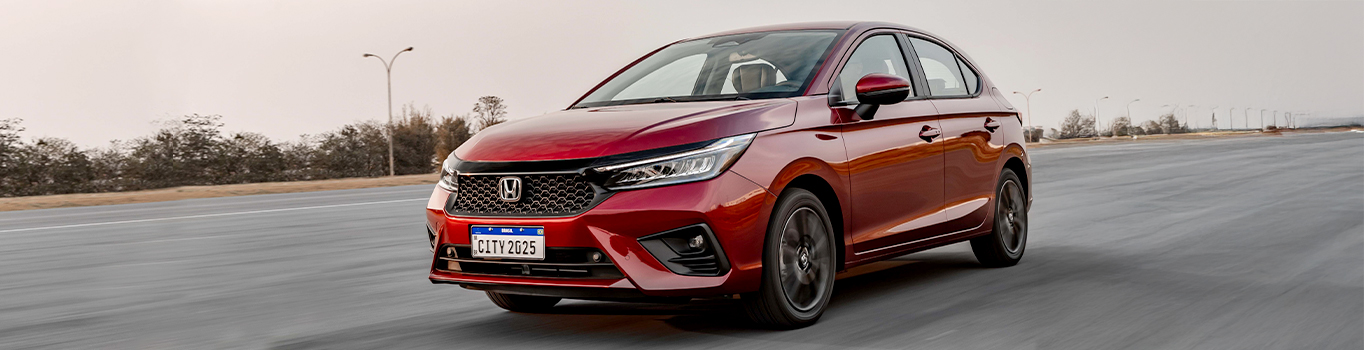Carro Honda New City Hatchback 2025 em movimento na estrada
