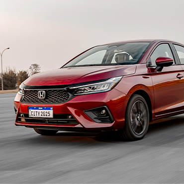 Carro Honda New City Hatchback 2025 em movimento na estrada