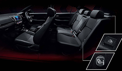 Interior de um carro Honda com destaque para os bancos traseiros e pontos de ancoragem ISOFIX visíveis para instalação segura de cadeirinhas infantis.