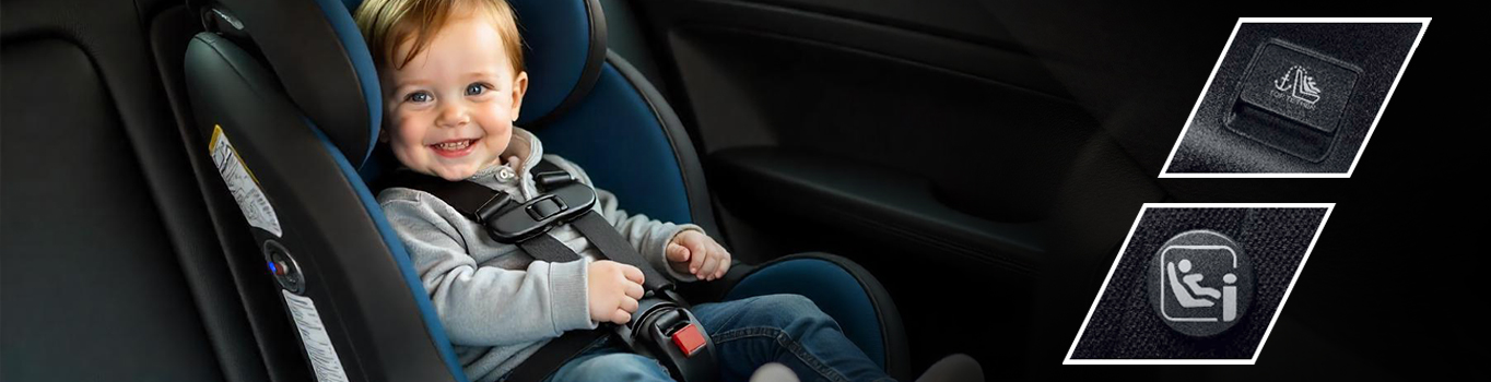 Bebê sorridente sentado com segurança em uma cadeirinha infantil instalada corretamente no banco traseiro do carro com sistema ISOFIX.