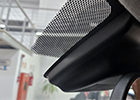 Frit pontilhado no para-brisa de um carro Honda, elemento que ajuda na transição de calor e protege a vedação da luz solar direta