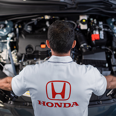 Técnico da Honda realizando serviço de revisão dos 40 mil km que previne problemas e evita custos elevados com reparos