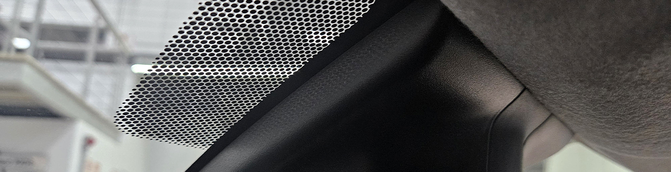 Frits pontilhado no para-brisa de um carro Honda, elemento que ajuda na transição de calor e protege a vedação da luz solar direta