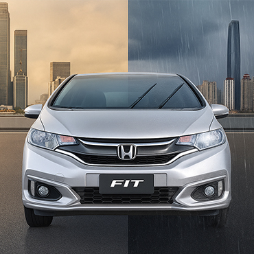 Honda Fit com limpador de para-brisa em funcionamento, dividido entre tempo seco e chuva, ilustrando a importância da visibilidade em diferentes condições climáticas.