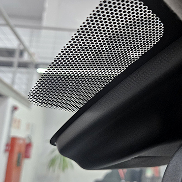 Frit pontilhado no para-brisa de um carro Honda, elemento que ajuda na transição de calor e protege a vedação da luz solar direta